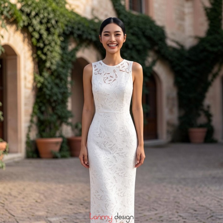 Long sleeveless lace dress with white lining